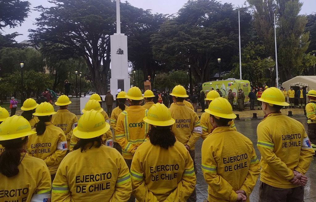 Brigadistas de CONAF y del Ejército en el acto de lanzamiento del plan regional Brigadistas de CONAF y del Ejército en el acto de lanzamiento del plan regional