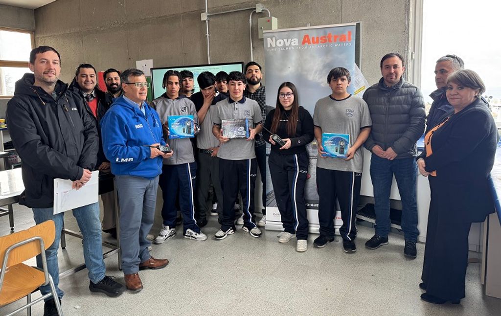 Estudiantes reciben equipos de comunicación marítima - Nova Austral