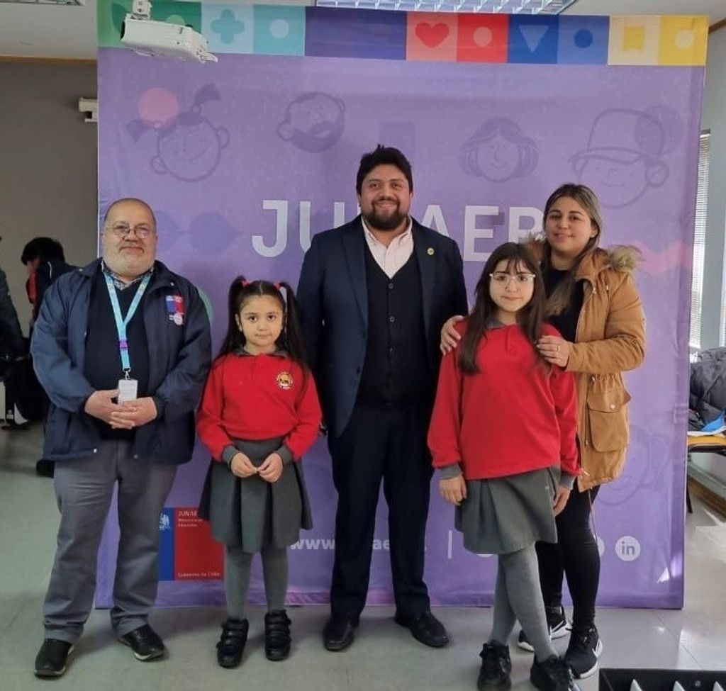 imagen seremi y DR JUNAEB con estudiantes 2 imagen seremi y DR JUNAEB con estudiantes 2