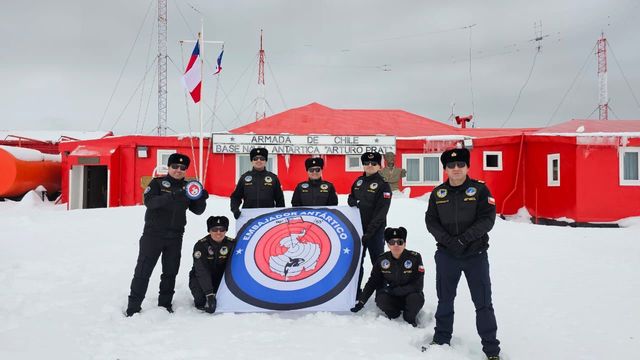Base Naval Antártica _Capitán Arturo Prat_ con los emblemas del Programa Embajadores Antárticos