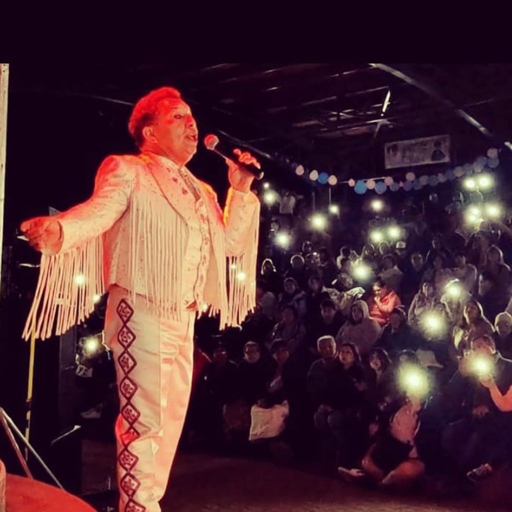 FOTO TITO VALDIVIA 2025, JUAN GABRIEL FOTO TITO VALDIVIA 2025, JUAN GABRIEL