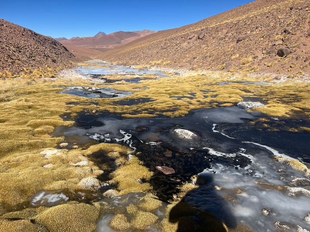 Cauce de vertiente Peñablanca, parcialmente congelado