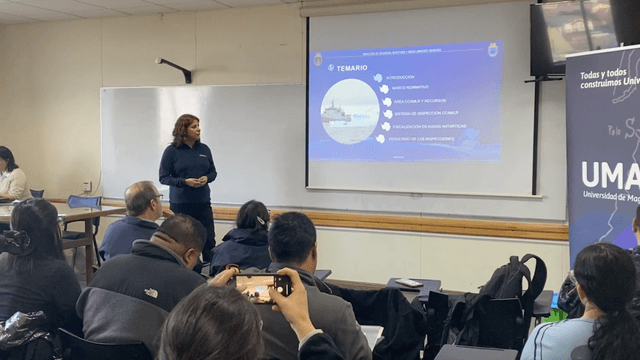 Paola Arroyo expone en IV Curso de Observadores cientificos 4