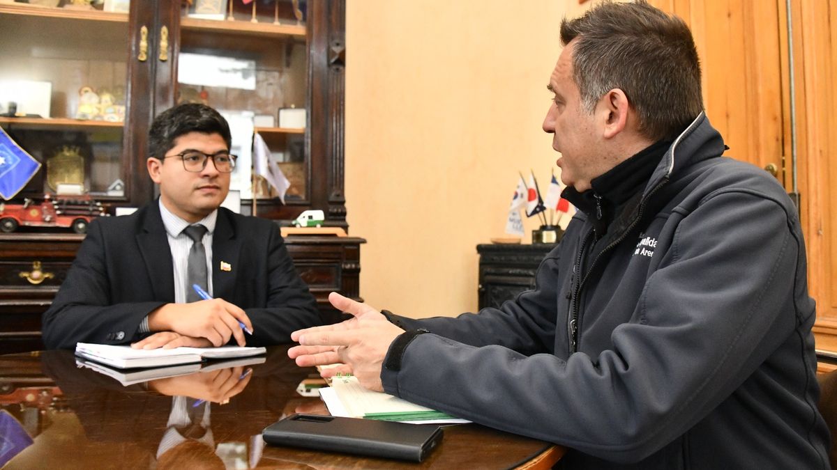 REUNIÓN CON NUEVO SEREMI DE GOBIERNO (2) REUNIÓN CON NUEVO SEREMI DE GOBIERNO (2)