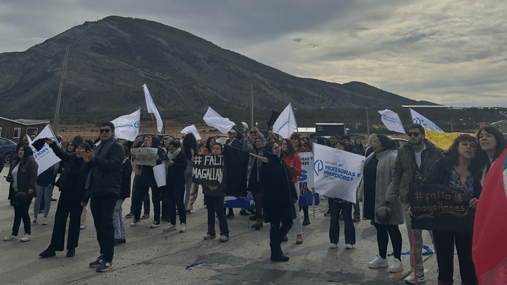 paro-de-profesores-mantiene-a-14-mil-alumnos-sin-clases-en-magallanes-exigen-mejoras-salariales paro-de-profesores-mantiene-a-14-mil-alumnos-sin-clases-en-magallanes-exigen-mejoras-salariales