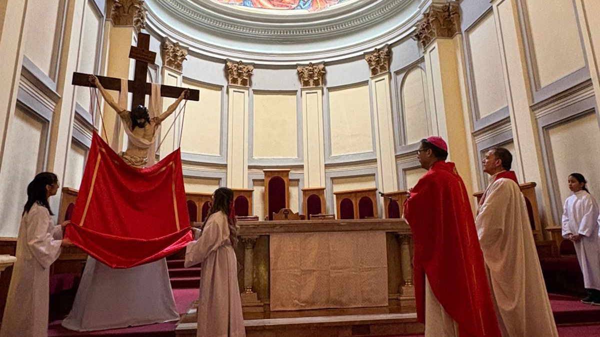 CATEDRAL DE PUNTA ARENAS REALIZÓ CEREMONIA DE ADORACIÓN DE LA CRUZ CON EMOTIVO DESCLAVE EN VIERNES SANTO