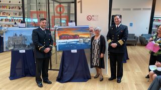 Suboficial Mayor Gonzalez y el Capitán de Navio Costa junto a las obras donadas a la Base Naval Antartica Capitan Arturo Prat