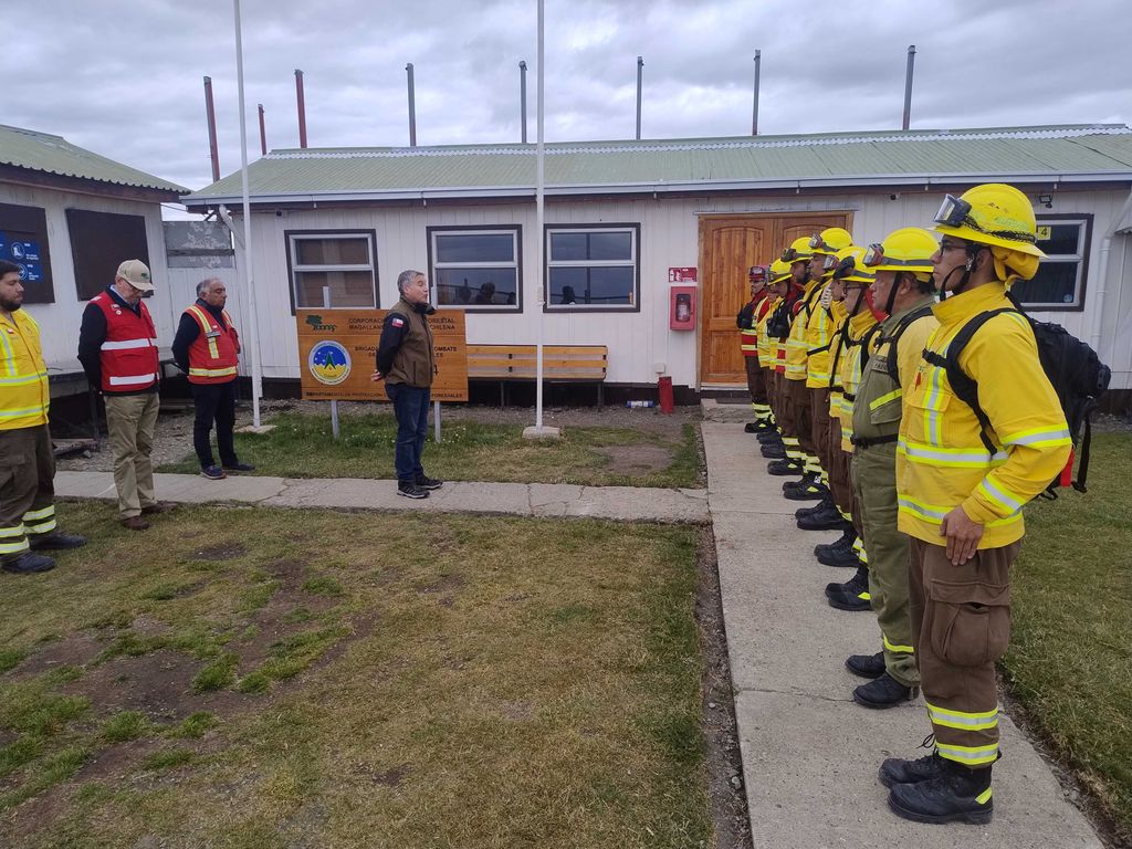 Con brigada Lenga 4 en Natales Con brigada Lenga 4 en Natales