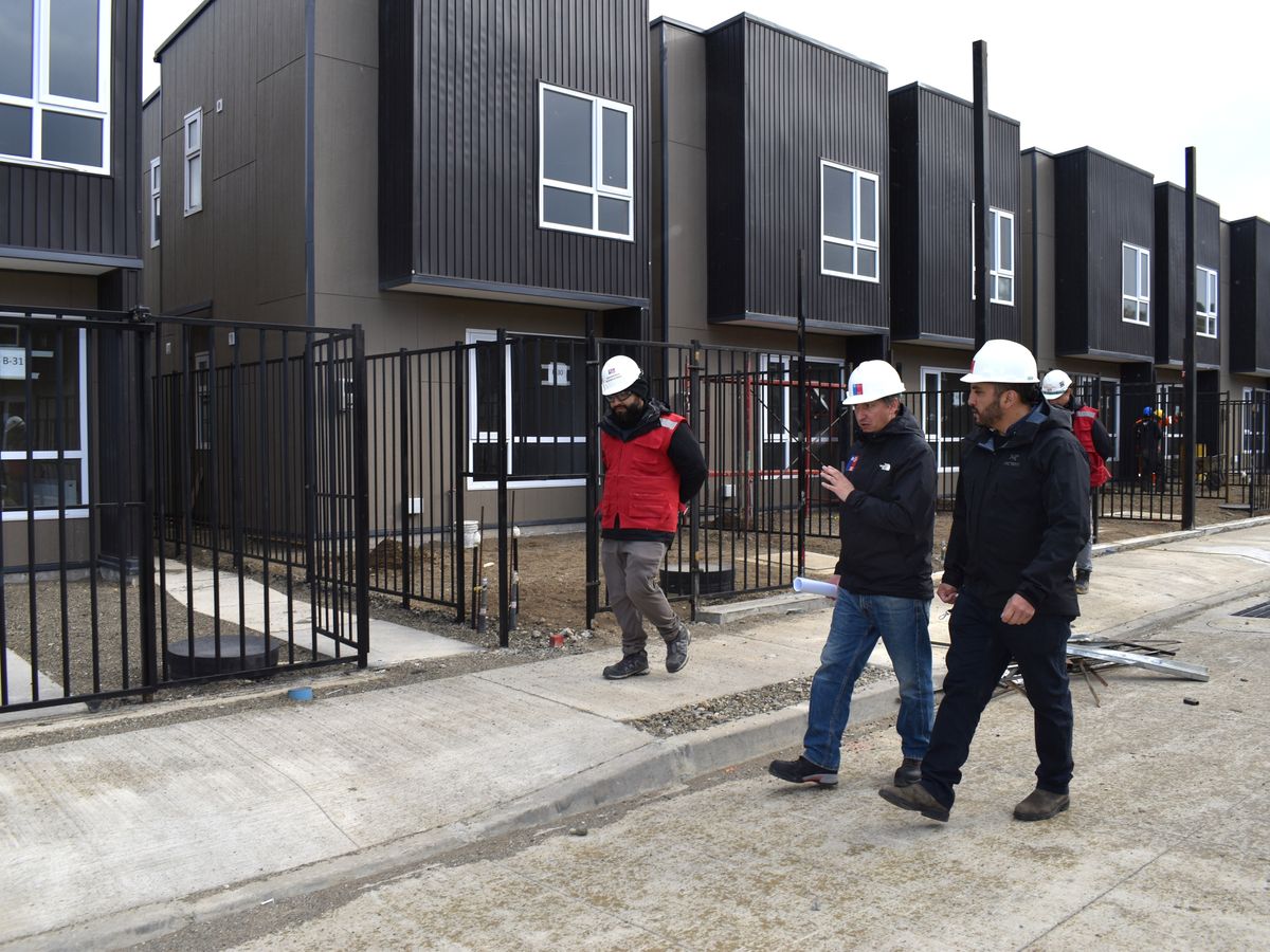SEREMI MINVU RODOLFO GUAJARDO Y EQUIPOS TÉCNICOS INSPECCIONARON AVANCE DE PROYECTOS HABITACIONALES VALLES LOS SAUCES