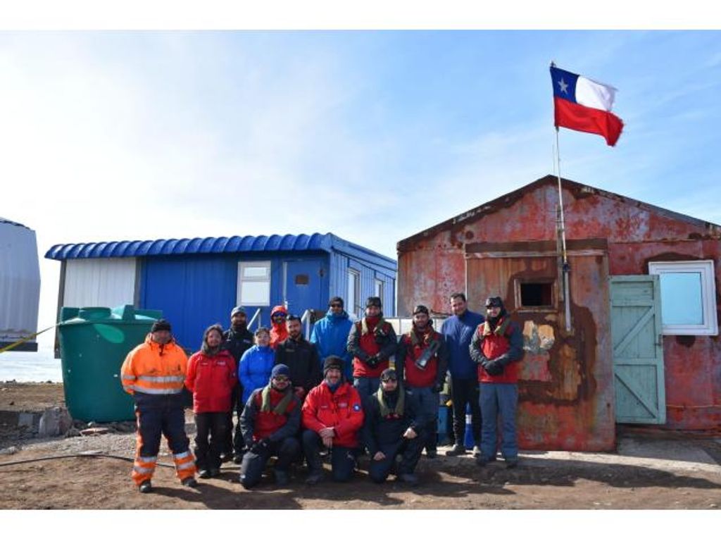 SERVIDORES NAVALES DE BASE NAVAL ANTÁRTICA “ARTURO PRAT” REALIZAN
APOYO A BASE  “LUIS RISOPATRÓN” DE INACH