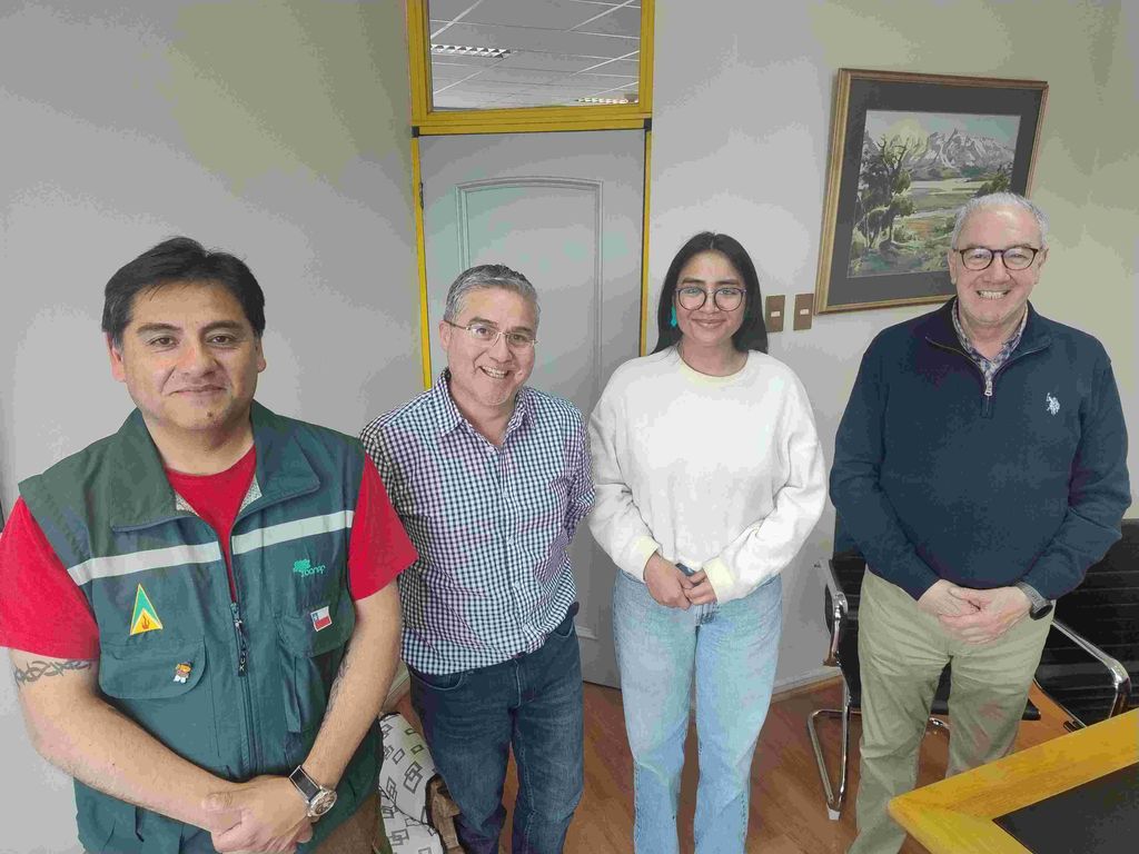 La asistente en prevención para Tierra del Fuego, Fabiola Carrasco, junto al director regonal de CONAF, Mauricio Ruiz; Jefe del Deprif, René Cifuentes y encargado de Prevención-CONAF, Cristian Ruiz La asistente en prevención para Tierra del Fuego, Fabiola Carrasco, junto al director regonal de CONAF, Mauricio Ruiz; Jefe del Deprif, René Cifuentes y encargado de Prevención-CONAF, Cristian Ruiz