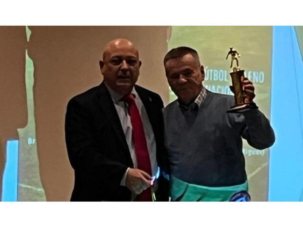 PERIODISTA VLADIMIRO MIMICA RECIBIÓ PREMIO “MAESTRO DE MAESTRO”