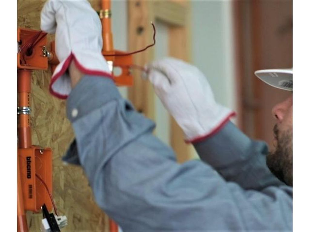 DISPONIBLE 60 BECAS PARA CERTIFICACIÓN DE COMPETENCIAS A INSTALADORES ELÉCTICOS Y DE GAS CON LICENCIA HABILITANTE DISPONIBLE 60 BECAS PARA CERTIFICACIÓN DE COMPETENCIAS A INSTALADORES ELÉCTICOS Y DE GAS CON LICENCIA HABILITANTE
