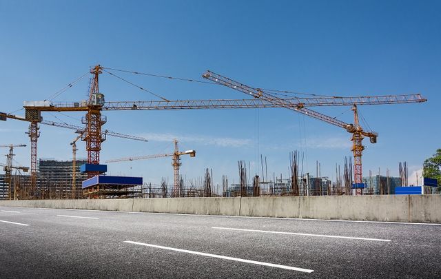 obras-de-construccion-con-gruas-contra-el-cielo-azul