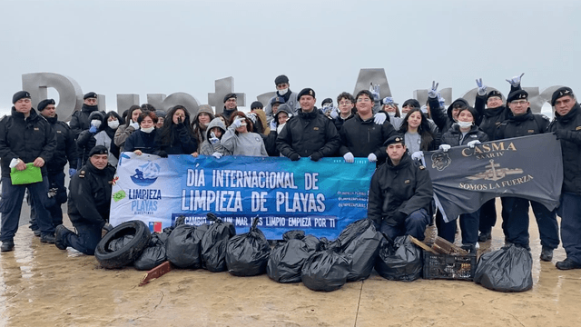 Fotografia final de la jornada de limpieza de playas Fotografia final de la jornada de limpieza de playas