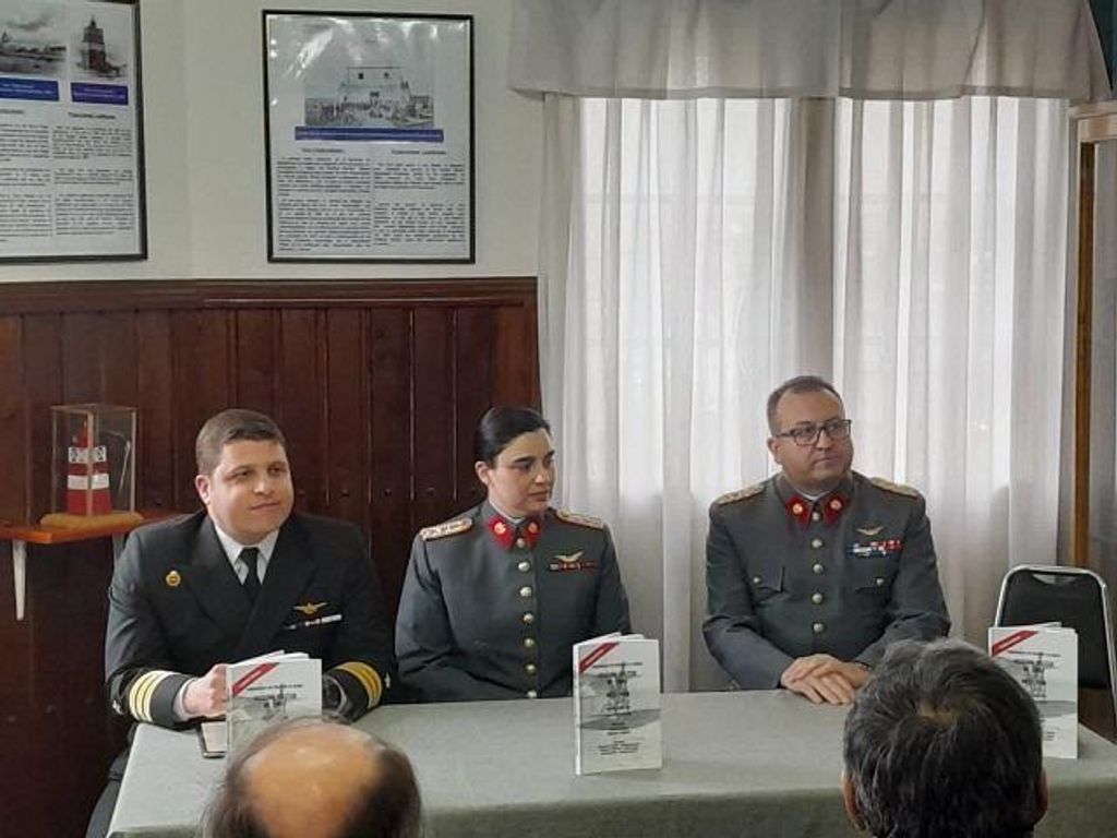 LLENO TOTAL EN PRESENTACIÓN DE LIBRO DE AVIACIÓN MILITAR EN CHILE EN PUNTA ARENAS