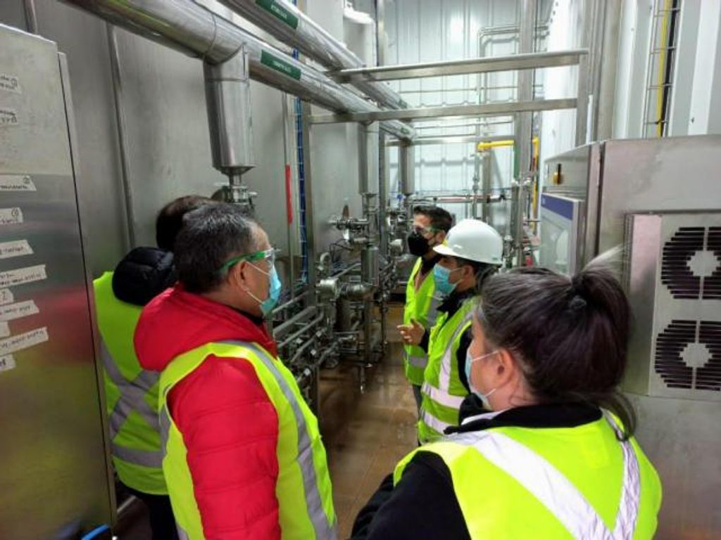 INTEGRANTES DE LA UNIVERSIDAD DE MAGALLANES RECORREN LA MODERNA PLANTA DE LEVADURA DE CERVECERÍA AUSTRAL