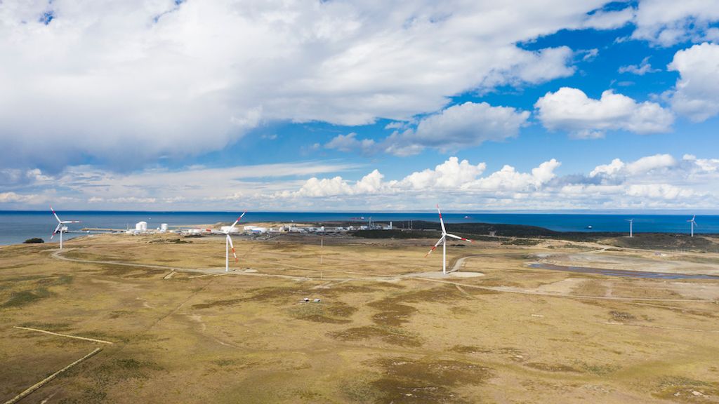 Parque-eolico-Vientos-Patagonicos-instalado-en-2019-por-ENAP-en-el-sector-de-Cabo-Negro Parque-eolico-Vientos-Patagonicos-instalado-en-2019-por-ENAP-en-el-sector-de-Cabo-Negro