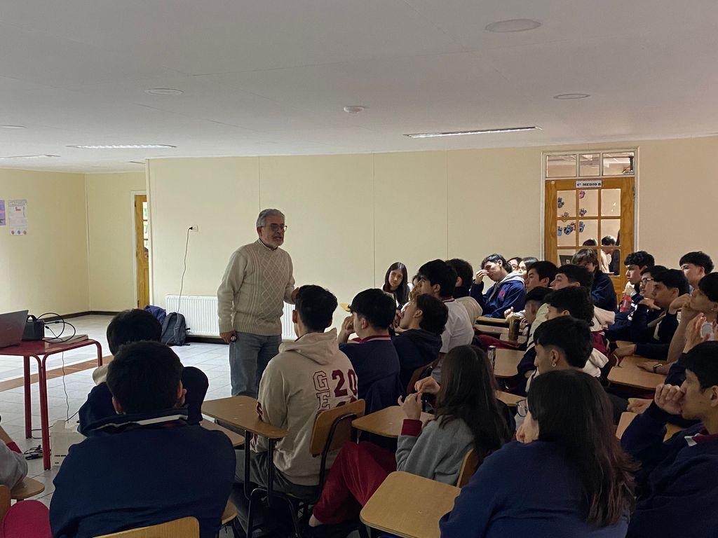 Gustavo Lopez compartiendo con estudiantes del Charles Darwin