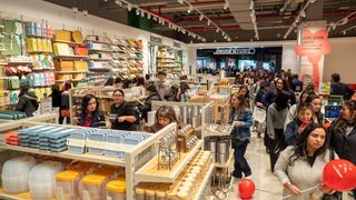 VECINOS DENTRO DE LA TIENDA