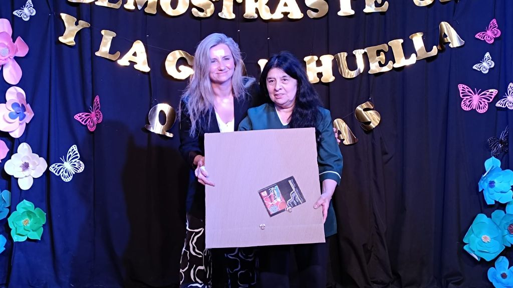 Apoderada Ivonne Coronado entregó un reconocimiento a Sterlina Fuentealba Apoderada Ivonne Coronado entregó un reconocimiento a Sterlina Fuentealba