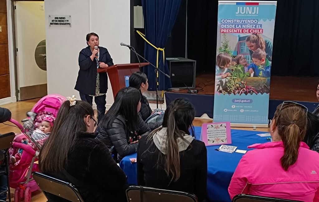 Charla estudiantes de la Umag con familias de la Junji (5) Charla estudiantes de la Umag con familias de la Junji (5)