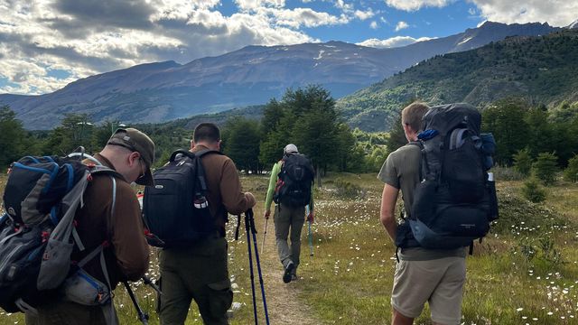 Turista que acampó en lugar no habilitado, sector Dickson del  PNTP, es escoltado por guardaparque de Conaf y Carabineros