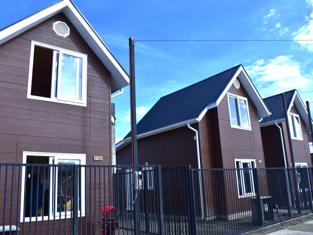 MINVU ENTREGA VIVIENDAS DEFINITIVAS A FAMILIAS AFECTADAS POR INCENDIO EN PUERTO NATALES