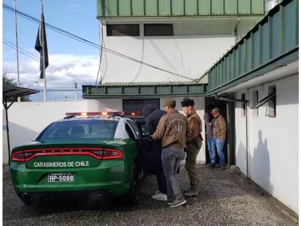 CARABINEROS DETUVO A DOS HOMBRES QUE AGREDIERON CON UN BATE DE BEISBOL A SU VÍCTIMA CARABINEROS DETUVO A DOS HOMBRES QUE AGREDIERON CON UN BATE DE BEISBOL A SU VÍCTIMA