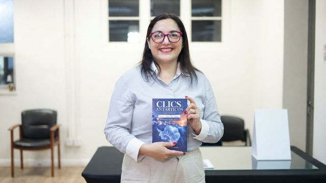 Periodista cientifica María Pastora Sandoval, autoria del libro _Clics Antárticos_ Periodista cientifica María Pastora Sandoval, autoria del libro _Clics Antárticos_