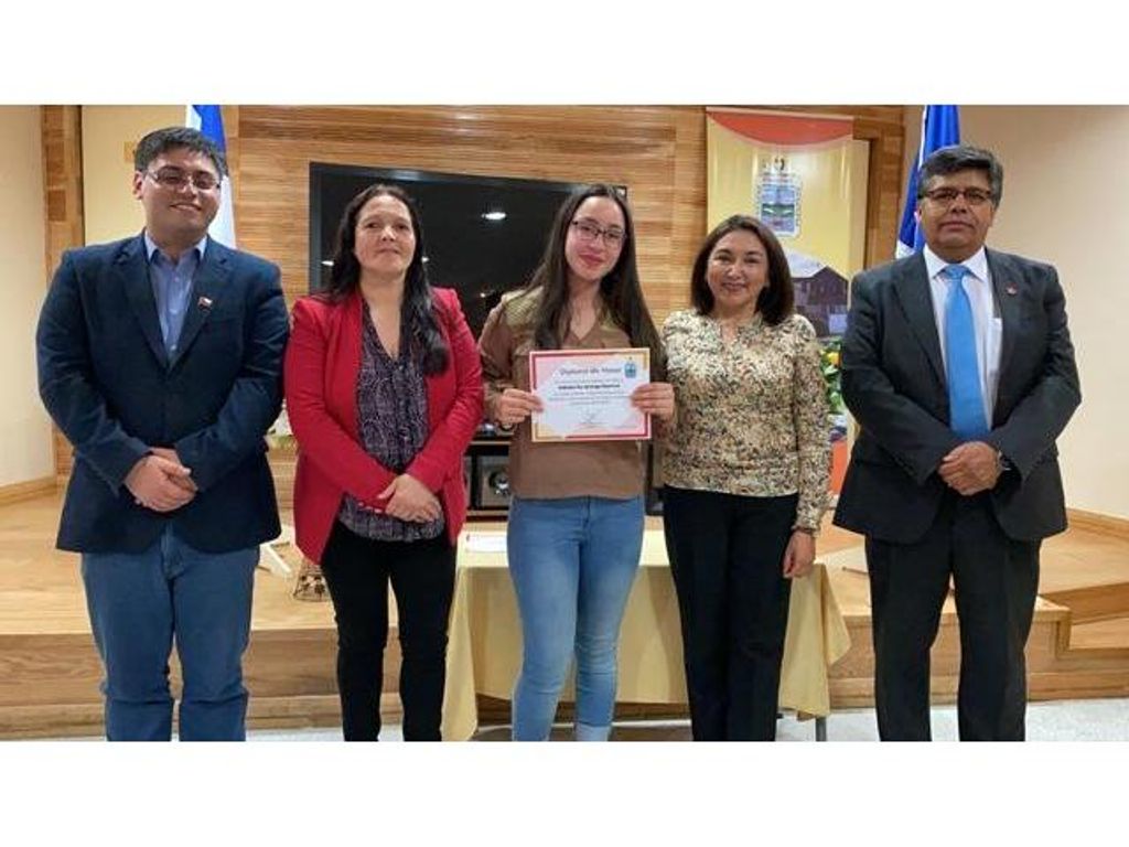 MUNICIPALIDAD DE PORVENIR ENTREGÓ BECAS PSU A TRES ESTUDIANTES FUEGUINOS