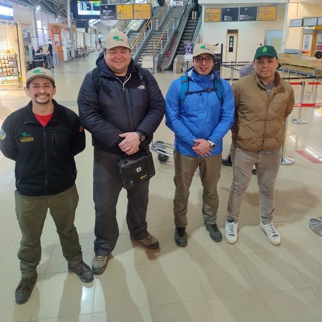 Los funcionarios de CONAF Magallanes antes de embarcarse para trasladarse a Santiago