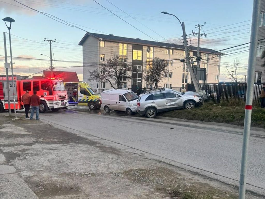 Poste chocado Poste chocado