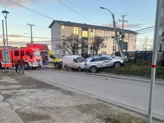 Poste chocado Poste chocado