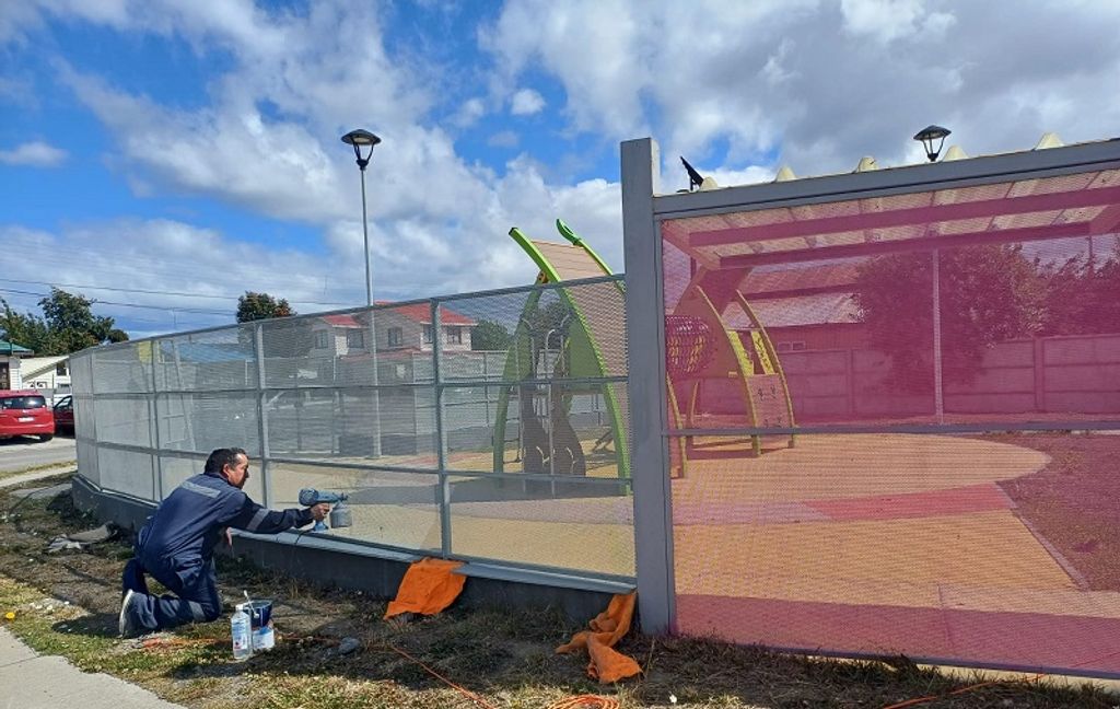 Pintura de las rejas del Jardín Infantil Costanera del Estrecho Pintura de las rejas del Jardín Infantil Costanera del Estrecho