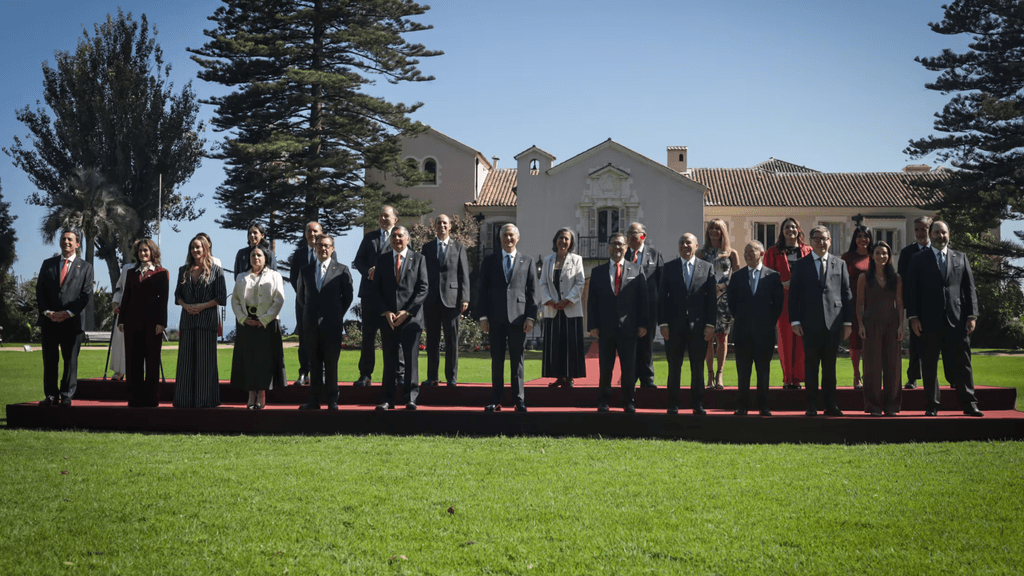Foto Oficial de José Antonio Kast junto al Gabinete