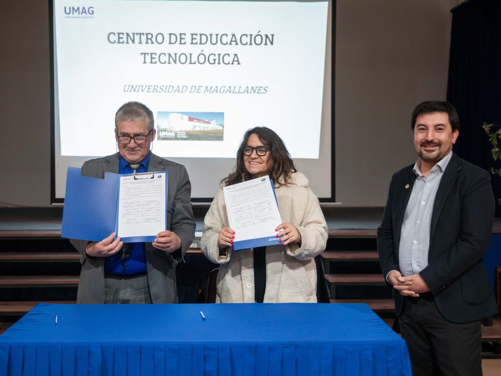 Julián Mancilla, director del Liceo Politécnico y Anahí Cárcamo, rectora (s) de la UMAG muestran el convenio tras su firma, mientras observa el director del Centro de Educación Tecnológica, Daniel Biott Julián Mancilla, director del Liceo Politécnico y Anahí Cárcamo, rectora (s) de la UMAG muestran el convenio tras su firma, mientras observa el director del Centro de Educación Tecnológica, Daniel Biott