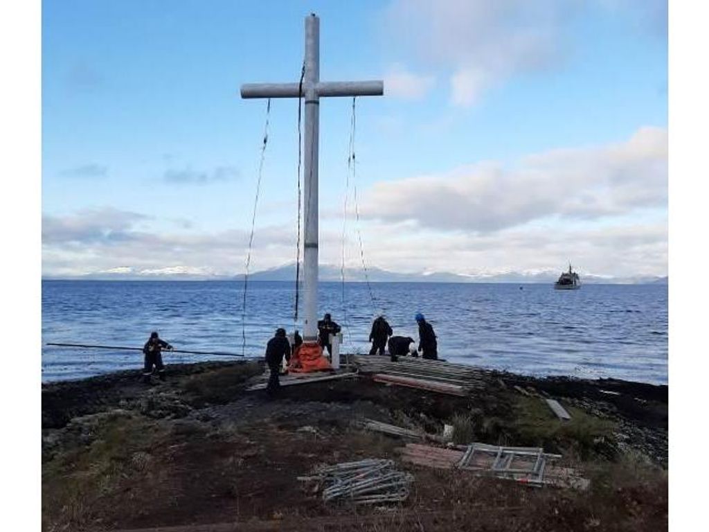 INSTALAN CRUZ EN BAHÍA DE FORTESCUE O PUERTO DE LAS SARDINAS COMO LO DENOMINÓ HERNANDO DE MAGALLANES