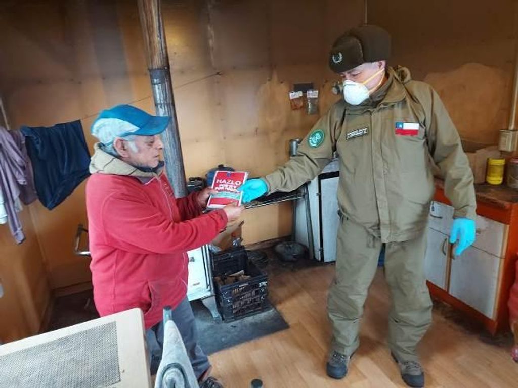 CARABINEROS DEL RETÉN PUERTO EDÉN REALIZAN CAMPAÑA PREVENTIVA PARA DISMINUIR EL RIESGO DE CONTAGIO DE COVID19 EN LA POBLACIÓN