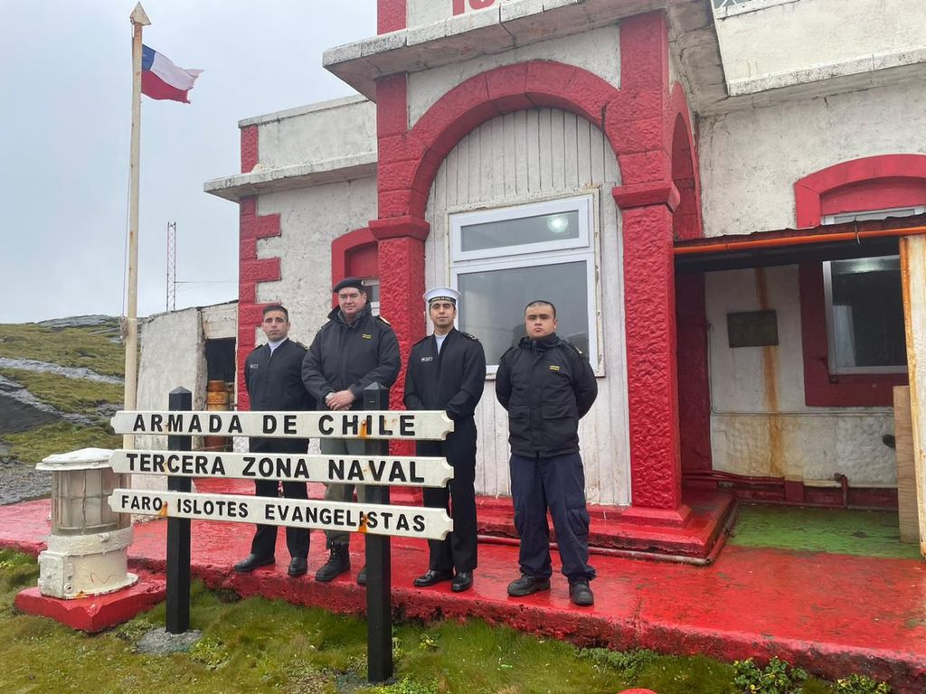 Gobernador Marítimo de Punta Arenas junto a dotación de Faro Islotes Evangelistas Gobernador Marítimo de Punta Arenas junto a dotación de Faro Islotes Evangelistas