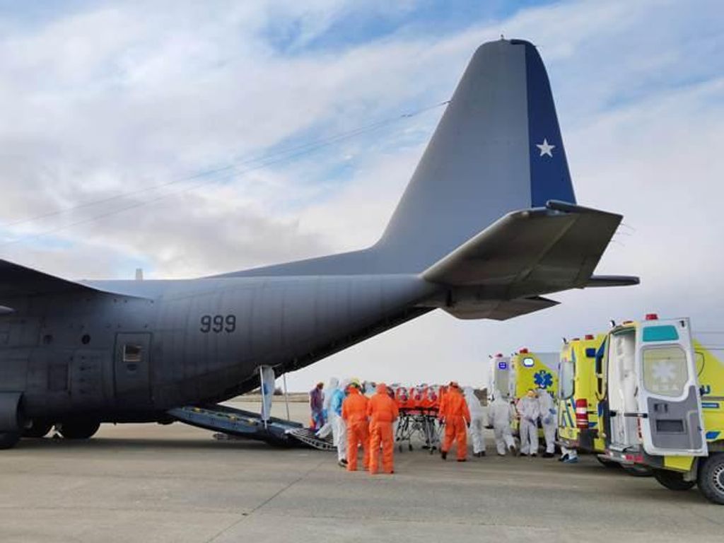FACH TRASLADÓ EN C-130 HÉRCULES A CUATRO PACIENTES CRÍTICOS DESDE PUNTA ARENAS A SANTIAGO FACH TRASLADÓ EN C-130 HÉRCULES A CUATRO PACIENTES CRÍTICOS DESDE PUNTA ARENAS A SANTIAGO