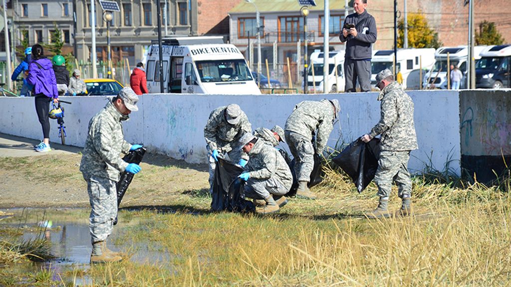 LIMPIEZA COSTANERA FOTO DE ARCHIVO LIMPIEZA COSTANERA FOTO DE ARCHIVO