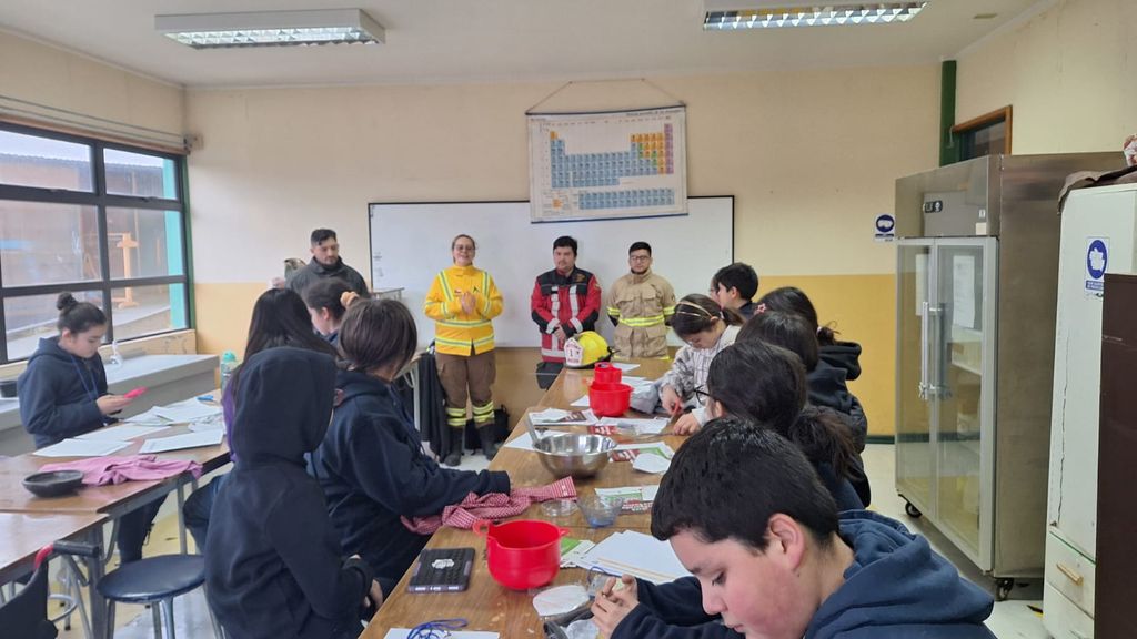 Actividad realizada por CONAF y Bomberos con Forjadores ambientales de Puerto Williams Actividad realizada por CONAF y Bomberos con Forjadores ambientales de Puerto Williams
