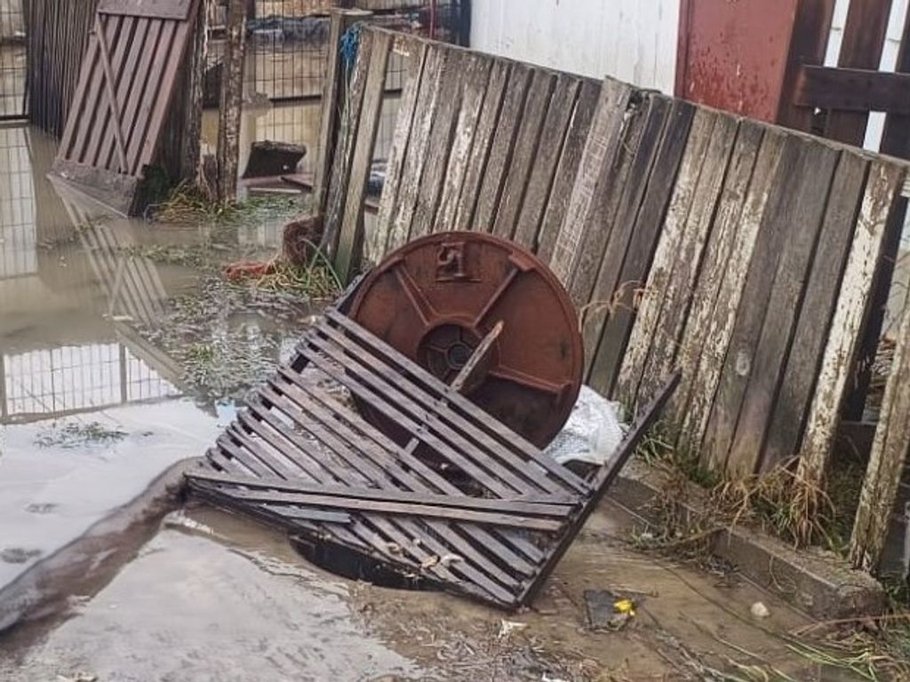 Cámara  de aguas servidas intervenida por terceros Cámara  de aguas servidas intervenida por terceros