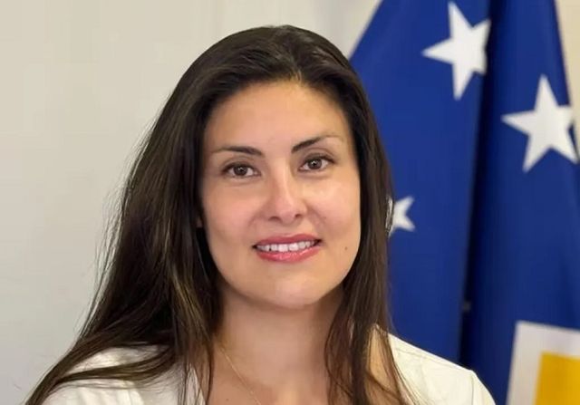 bda61d81-83de-42d5-b2bd-3b61ca16ac87-large-standard-q100 bda61d81-83de-42d5-b2bd-3b61ca16ac87-large-standard-q100