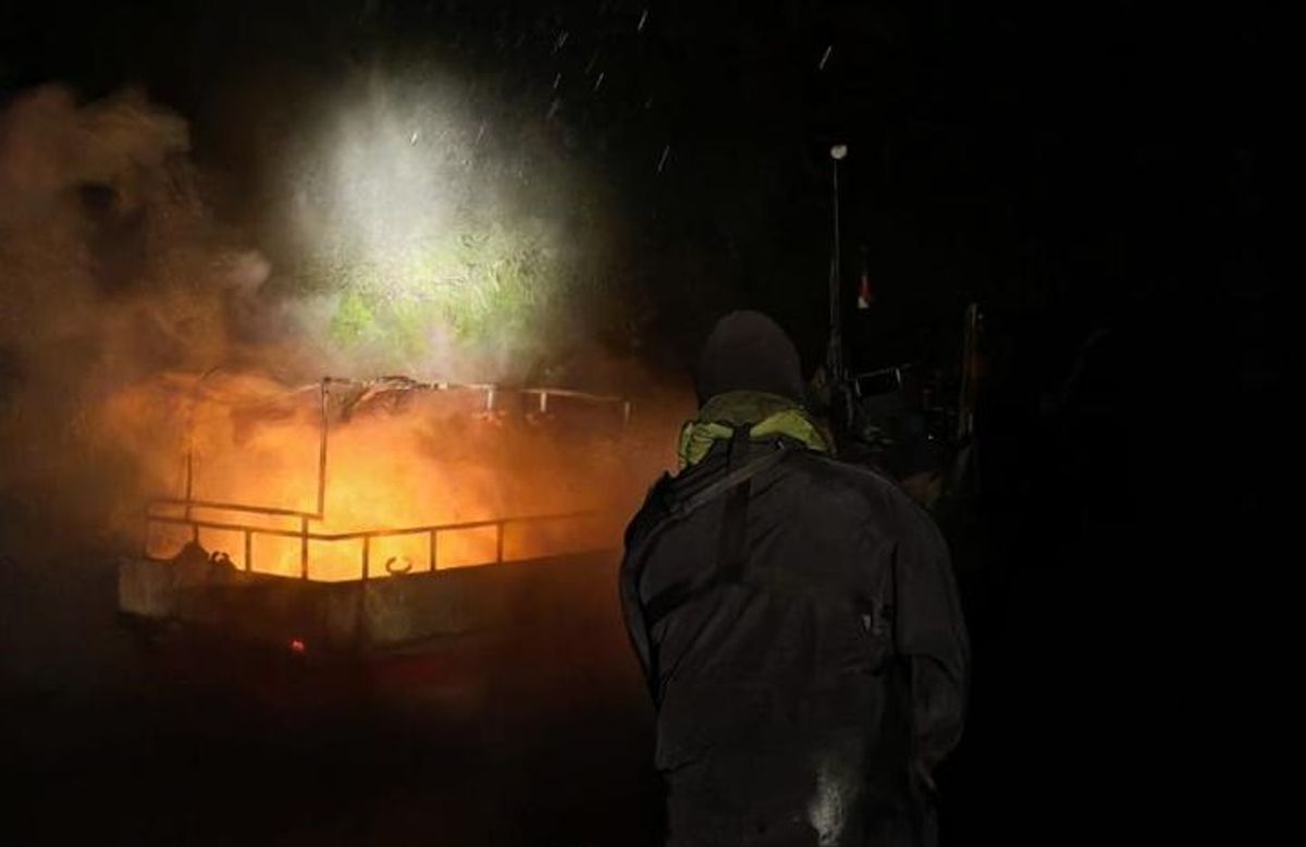 LSR 4422 combatiendo el incendio durante horas de la madrugada