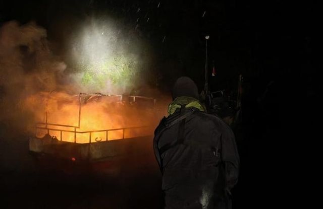 LSR 4422 combatiendo el incendio durante horas de la madrugada