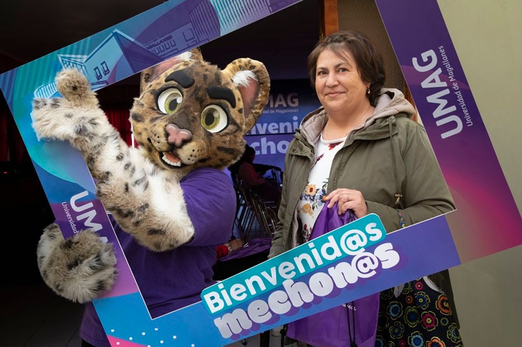 Claudia Gaete junto a la mascota UMAG Claudia Gaete junto a la mascota UMAG