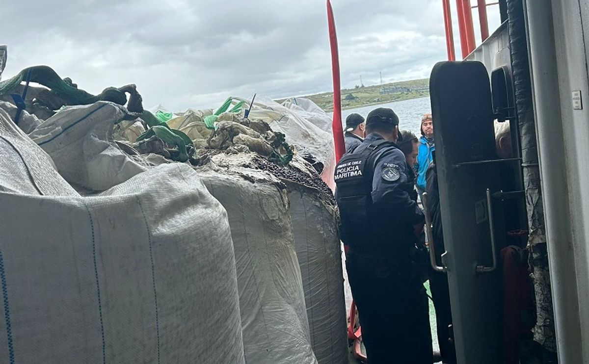 Personal de Policía Marítima verificando daños en la barcaaza Personal de Policía Marítima verificando daños en la barcaaza