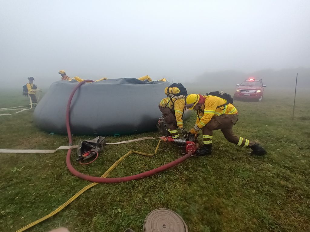 Brigadistas de CONAF realizando ejercicio con piscina de 40 mil litros Brigadistas de CONAF realizando ejercicio con piscina de 40 mil litros